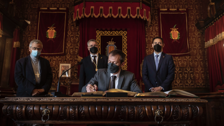 Imagen de Sentís firmando el libro de honor del Ayuntamiento de Tarragona. Cedida