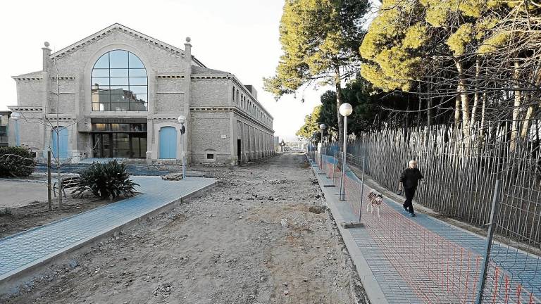 La mejora de la accesibilidad de la calle Castillejos y Castell debe terminar en un plazo de dos meses. Habrá plataforma única. foto: Pere Ferré