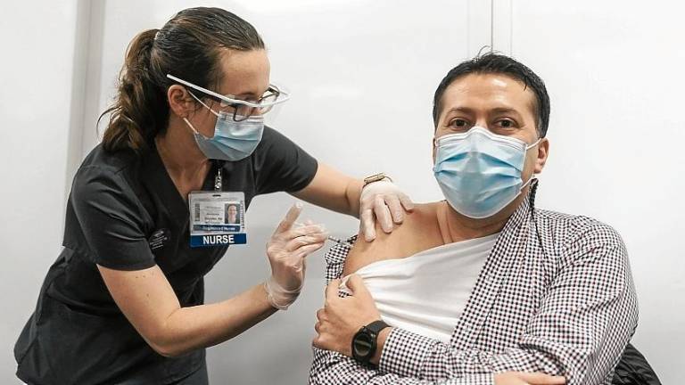 Una sanitaria inyecta la vacuna de Pfizer. Foto: EFE