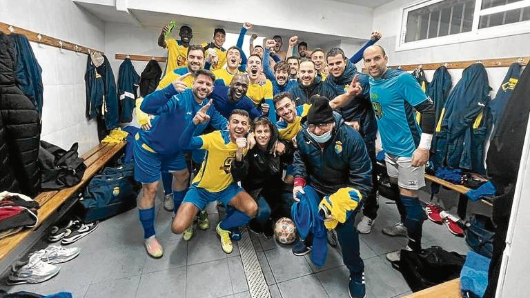 Los jugadores de l'Aldeana celebran un triunfo. FOTO: CEDIDA