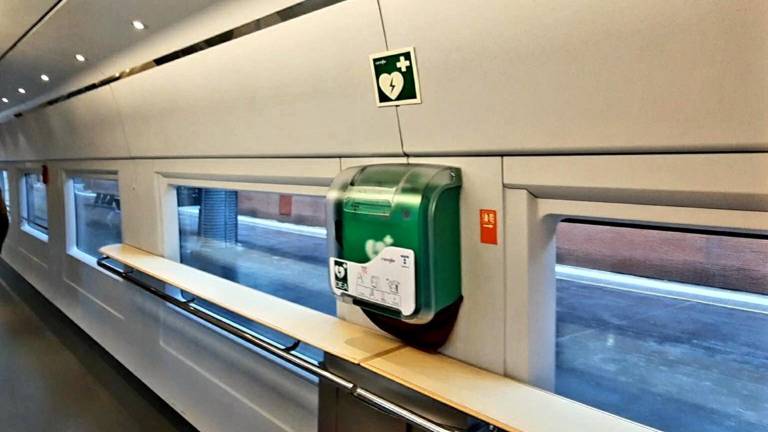 Uno de los cerca de 700 desfibriladores que Renfe ha instalado a su flota de trenes AVE, Larga Distancia, Media Distancia y Turísticos. Foto: ACN