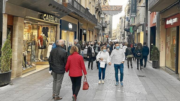 Comercios en la calle Monterols, en el centro de Reus. FOTO: Alfredo González