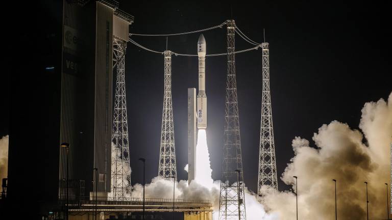 El cohete Vega de la Agencia Espacial Europea, que transportaba el satéltie español 'Ingenio', en el momento del despegue. Foto: EFE