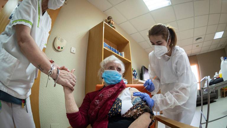 Una anciana recibe una vacuna en una residencia de Madrid. FOTO: EFE