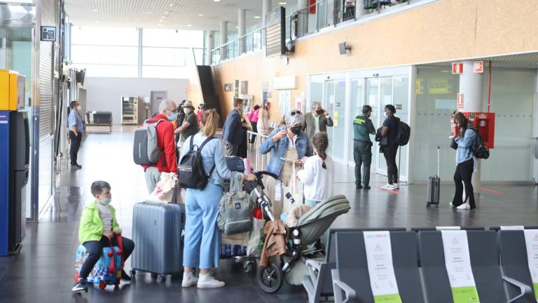 Imagen de varios viajeros en el Aeroport de Reus. Alba Mariné