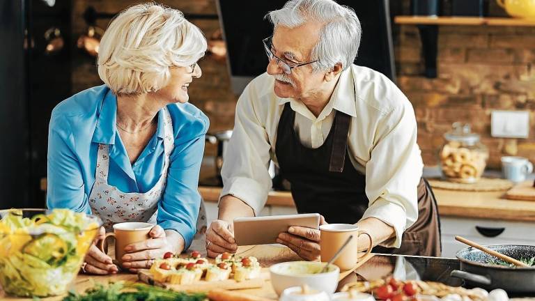 Las personas mayores necesitan de una dieta de alta densidad de nutrientes, lo más equilibrada posible. Foto: Getty Images