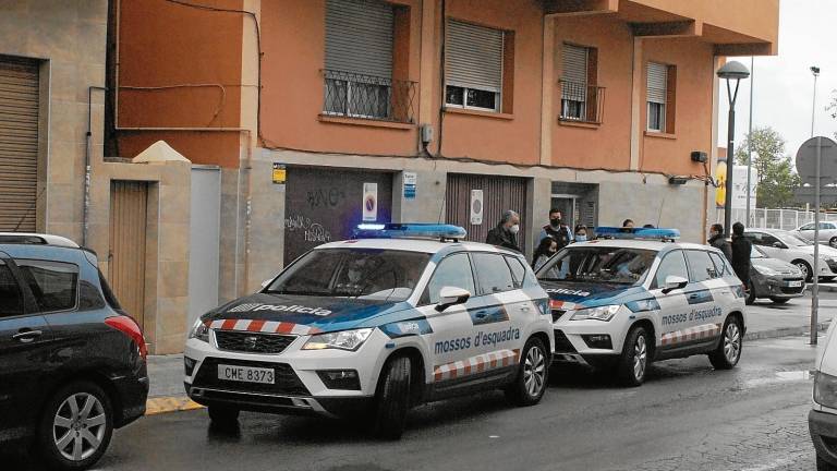 El 9 de abril de este año, los Mossos registraban el domicilio de las detenidas en Torreforta, en presencia de ellas. FOTO: ÀNGEL JUANPERE