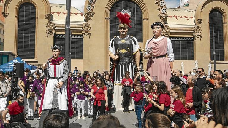 Imagen de la nueva figura de Sant Jordi, junto a los gegants escipions. Foto: Àngel Ullate