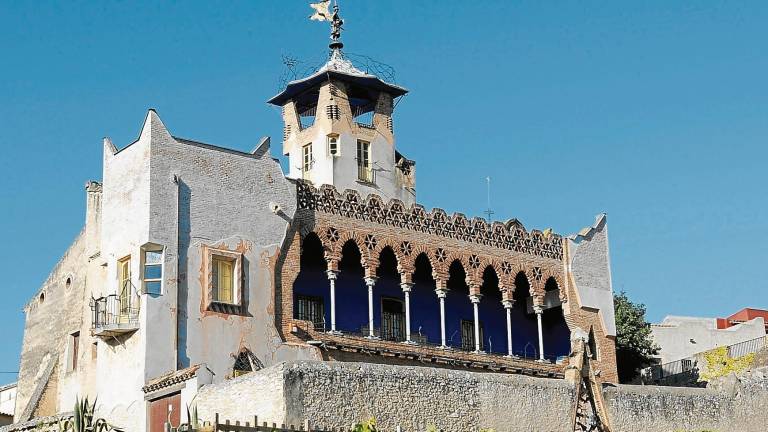 La Casa Bofarull des de l’exterior, on destaca per damunt de tot la torratxa coronada per l’àngel. FOTO: Cedida