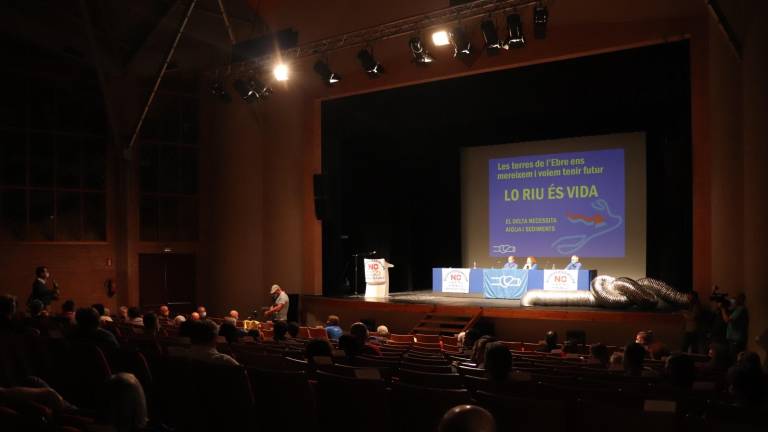 L’auditori Felip Pedrell de Tortosa va acollir l’assemblea de la Plataforma en Defensa de l’Ebre, dissabte a la tarda. FOTO: ROSER REGOLF