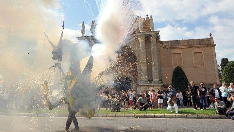 La Víbria, ballant i tirant foc aquest dilluns davant del Santuari de Misericòrdia. Foto: Alfredo González