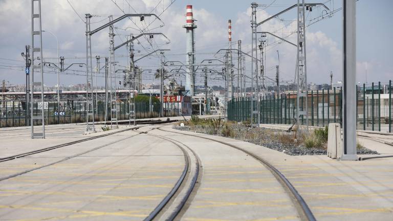 El Estado licita el estudio para que los trenes mercancías pasen por el interior en TGN. Foto: Pere Ferré