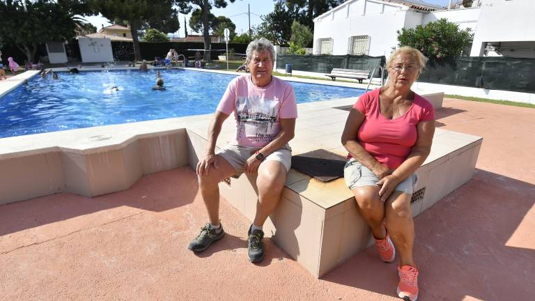 Los vecinos que pedían medidas al consistorio posan en la piscina de la urbanización. FOTO: Alfredo González
