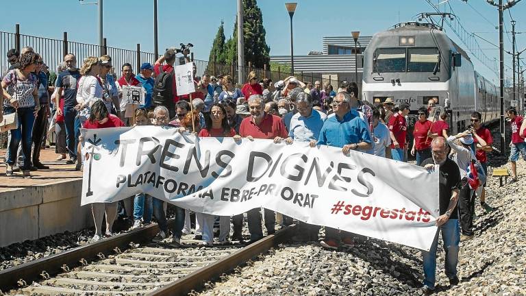 La plataforma Trens Dignes cortando la vía ferroviaria para pedir mejoras, en una manifestación en la estación de l’Aldea. FOTO: Joan Revillas