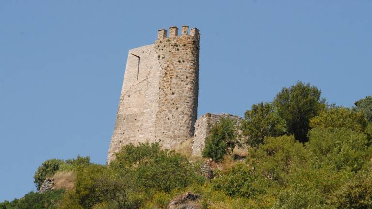La torre de defensa de Santa Perpètua de Gaià fa uns 25 metres d’alçada. FOTO: ÀNGEL JUANPERE