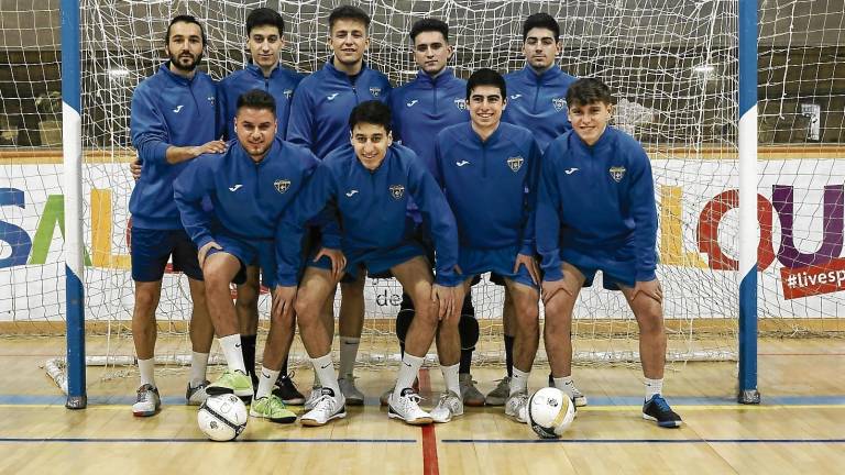 Los nueve debutantes esta temporada en el Salou, seis de ellos juveniles, posan para el Diari antes del entrenamiento. FOTO: ÀNGEL ULLATE