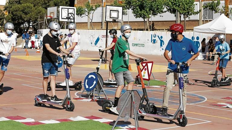 Instante de la prueba piloto de una sesión para aprender a usar el patinete que se llevó a cabo en la Salle de Tarragona. FOTO: PERE FERRÉ