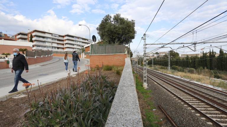 Pantallas acústicas reducirán el ruido del tren en el Miracle, la Arrabassada y la Savinosa. FOTO: Pere Ferré