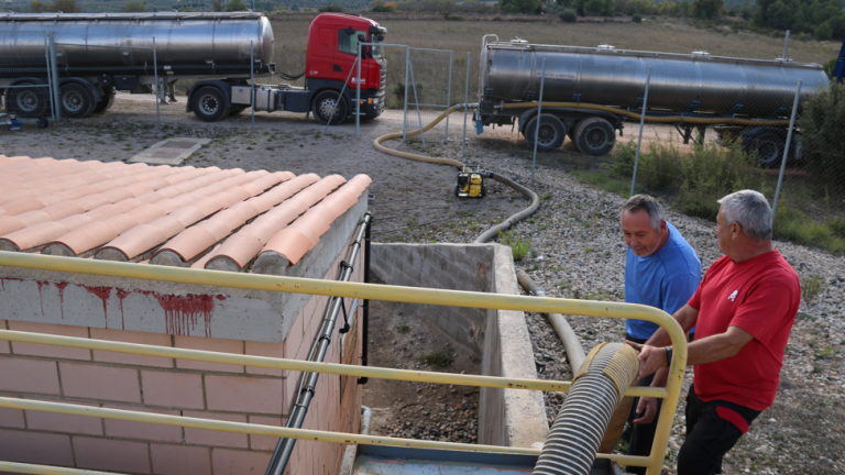 Operaris traspassant aigua dels camions cisterna al dipòsit de l'Espluga de Francolí, per la situació de sequera que pateix. Imatge del 21 d'octubre del 2021. ACN