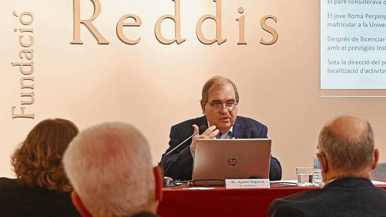 Agustí Segarra, catedràtic d’Economia Aplicada de la URV, a la conferència de dijous passat a la Fundació Privada Reddis. Foto: Alfredo González
