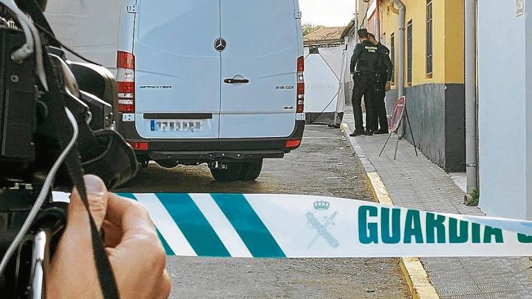 Dos agentes de la Guardia Civil en la puerta donde residía el principal sospechoso de la desaparición de Marta Calvo. FOTO: EFE
