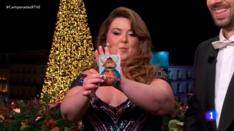 Momento en el que Lalachus mostraba la estampa de inspiración religiosa, pero con la figura del toro de Grand Prix. Foto: RTVE