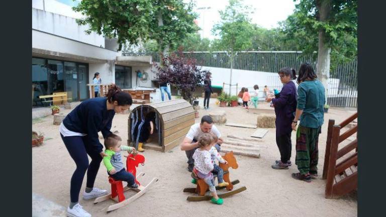 Varias familias mientras juegan con sus hijos e hijas, ayer en el Mas Pintat de Reus. Foto: Alba Mariné
