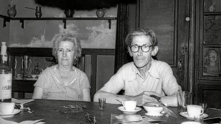 L’escultor Salvador Martorell amb la seva dona, a casa seva fent el cafè, copa i puro. FOTO: Eduad Boada Pascual