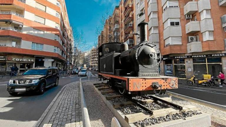 Antigua máquina del ferrocarril de vía estrecha que unía Reus y Salou, popularmente conocido como Carrilet, que se conserva en la avenida que da nombre al barrio. FOTO: ALFREDO GONZÁLEZ