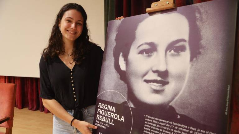 La autora del documental, Coia Cruset, al lado de una imagen de Regina Figuerola. FOTO: Alba Mariné
