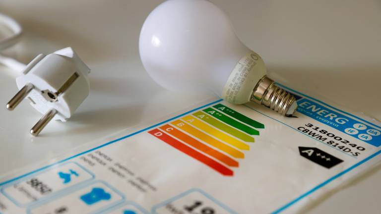 Los precios de la luz se mantienen  en máximos.  El viernes  se pagaron 117,1 euros por megavatio/hora.FOTO: EFE