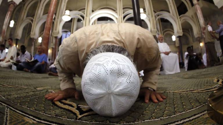 Imagen de archivo de un imán en una mezquita