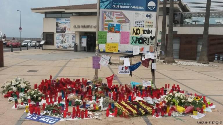 Aspecto que ofrecía el exterior del Club Nàutic después de los atentados, con numerosas velas y mensajes de apoyo. Foto: DT