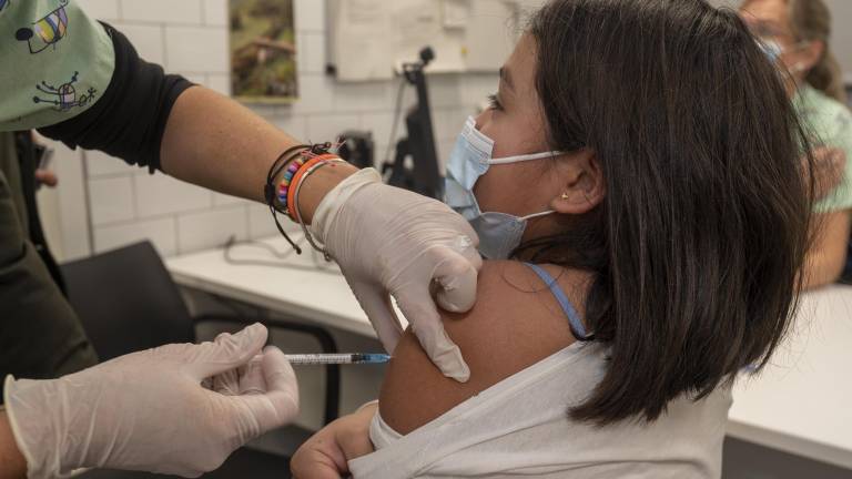 Una niña recibe la vacuna contra la Covid en Roquetes. FOTO: JOAN REVILLAS