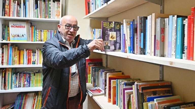 El presidente de la asociación vecinal Reus Nord, Josep Ramon Ferré, en el nuevo espacio de bibloteca de la sede vecinal. Foto: Alfredo González