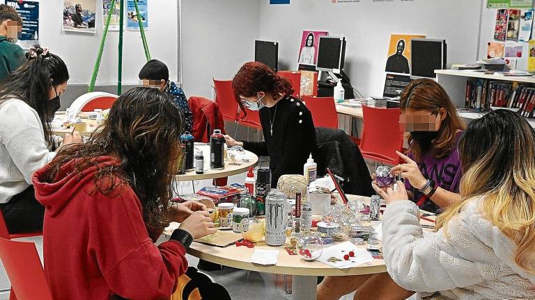 Una actividad dirigida a jóvenes realizada a finales de 2021 en el Casal de Joves de Reus. Foto: Alfredo González