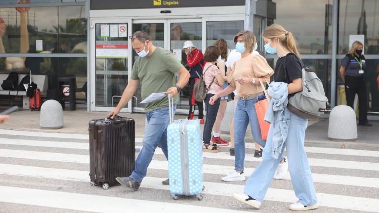 Gente en las instalaciones del Aeropuerto de Reus en una imagen de archivo. FOTO: ALBA MARINÉ