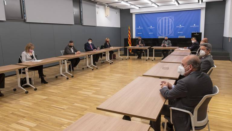 Els empresaris es van reunir ahir amb el conseller a la Delegació del Govern, a Tortosa. FOTO:JOAN REVILLAS