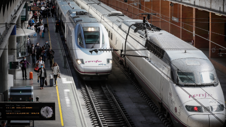 Dos trenes AVE en una imagen de archivo. Foto: Efe