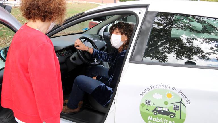La consellera de Acció Climàtica Teresa Jordà, en el interior de un coche eléctrico de alquiler junto  a la alcaldesa de Santa Perpètua de Mogoda, Isabel Garcia Ripoll, el pasado miércoles.foto: aCN