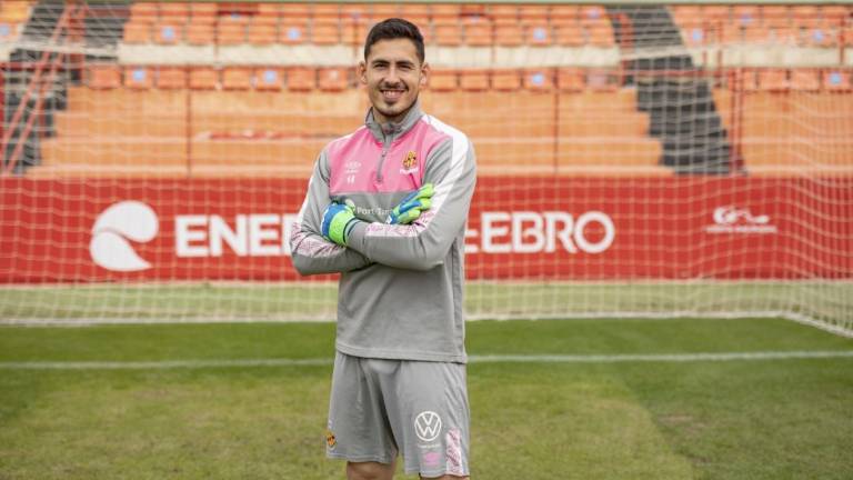 Álvaro González ‘Gonzi’ posa para el Diari tras el entrenamiento del miércoles en el Nou Estadi. FOTO: ÀNGEL ULLATE