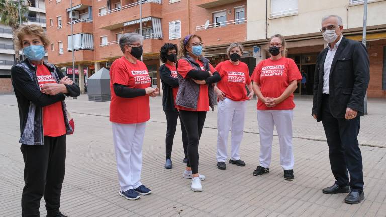Paradistas del Mercat del Carrilet, ayer durante una rueda de prensa del partido socialista. FOTO: FABIÁN ACIDRES.