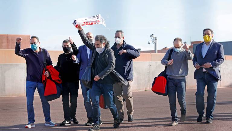 Imagen de varios de los presos independentistas a su salida de prisión antes de las elecciones. EFE