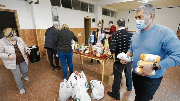 Una cuarentena de voluntarios han colaborado en la recogida de alimentos. FOTO: P.F.