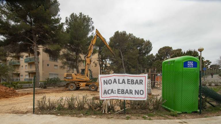 La EBAR se construye frente al edificio Golden Pineda, cuyos vecinos protestan. Foto: Angel Ullate