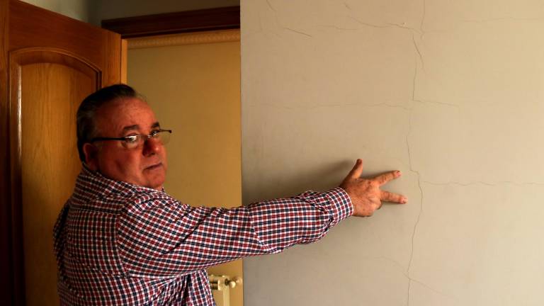 Imagen de un vecino de Amposta enseñando las grietas causadas tras los seísmos del Castor en 2019. ACN