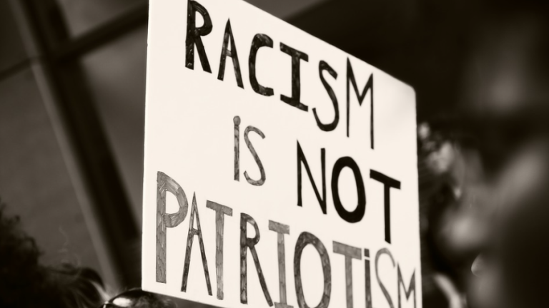 Una pancarta contra el racismo. PIXABAY