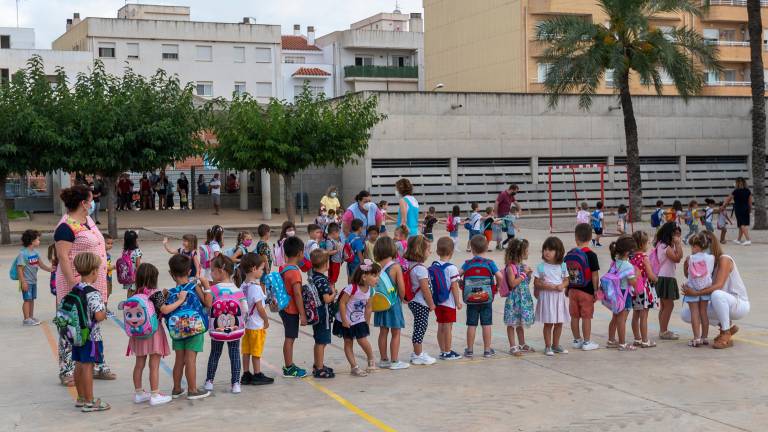 Alumnos esperando a entrar en clase en la Escola Joan Baptista Serra de Alcanar. FOTO: Joan Revillas