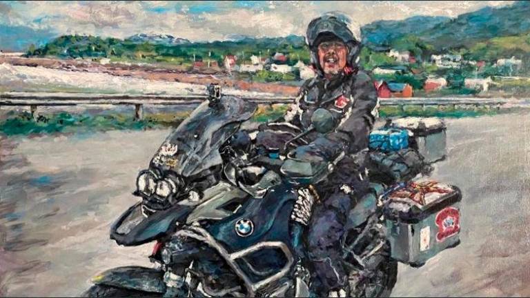 Ramon Bages Constantí amb la seva moto pintat per Tito Figueras. foto: cedida