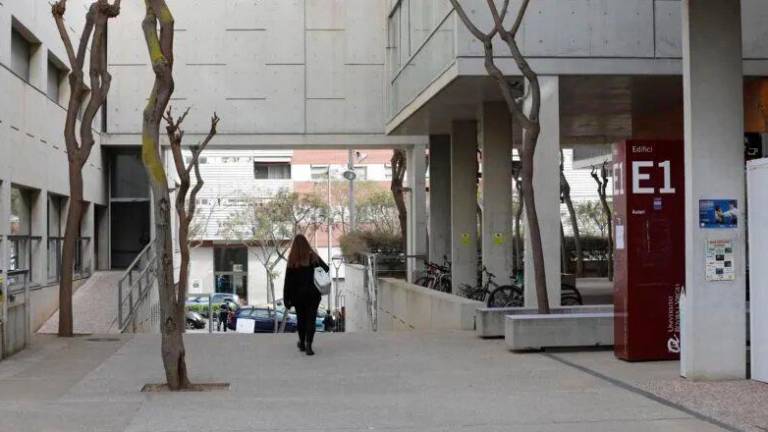 Una joven andando por las instalaciones del Campus Sescelades de la URV en Tarragona. foto: pere ferré